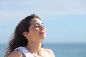 Zbliżenie na twarz dziewczyny, która odpoczywa na plaży